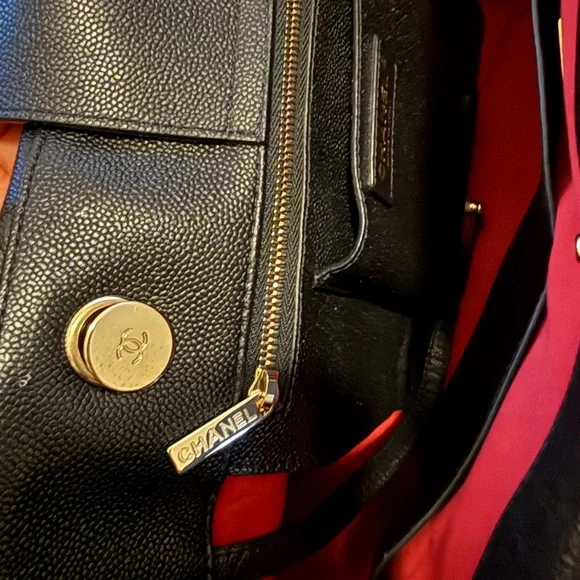 CHANEL Black Quilted Shoulder Bag with Gold Chain - Picture 8 of 9